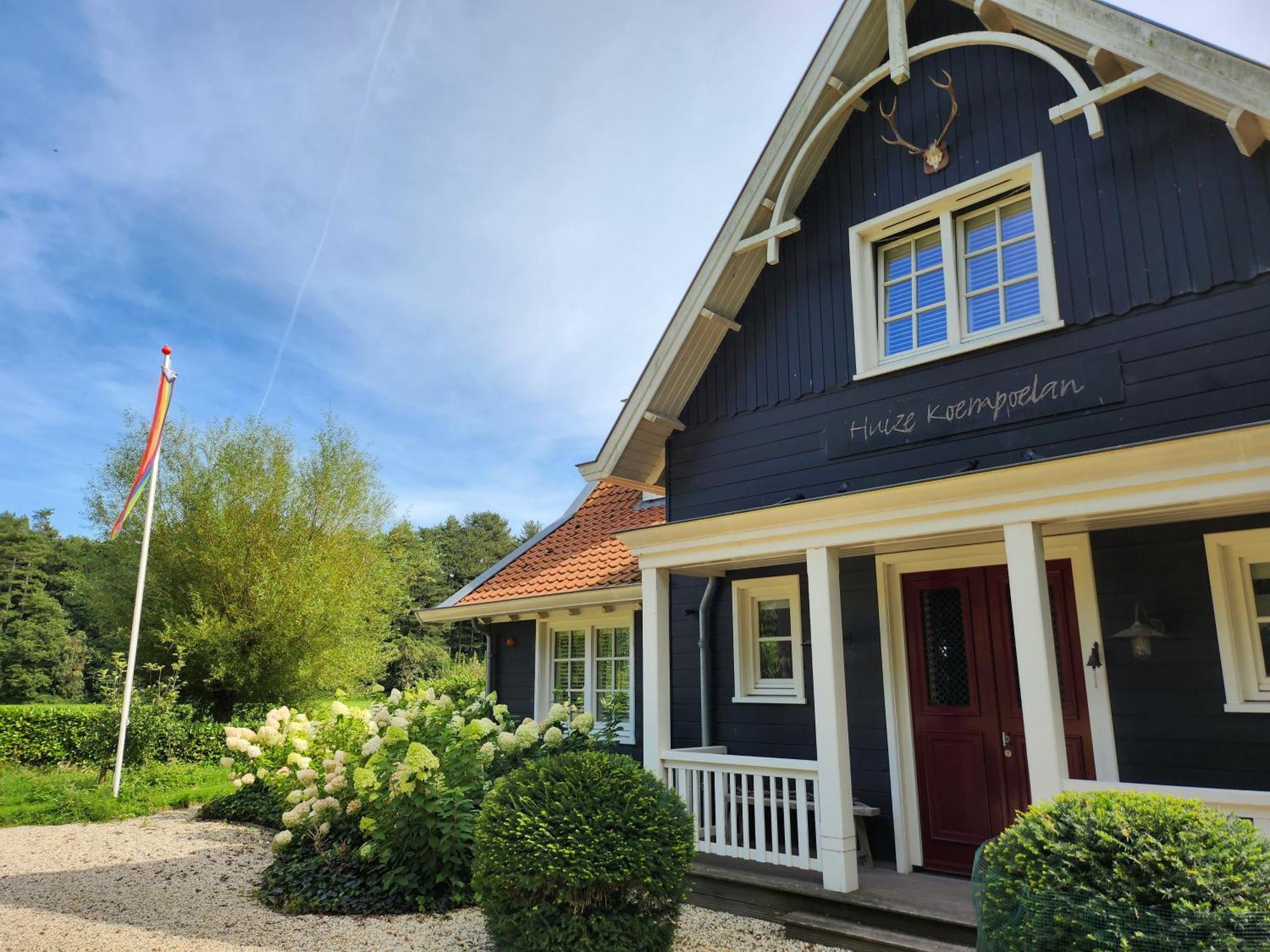 나르덴 Huize Koempoelan B&B 외부 사진